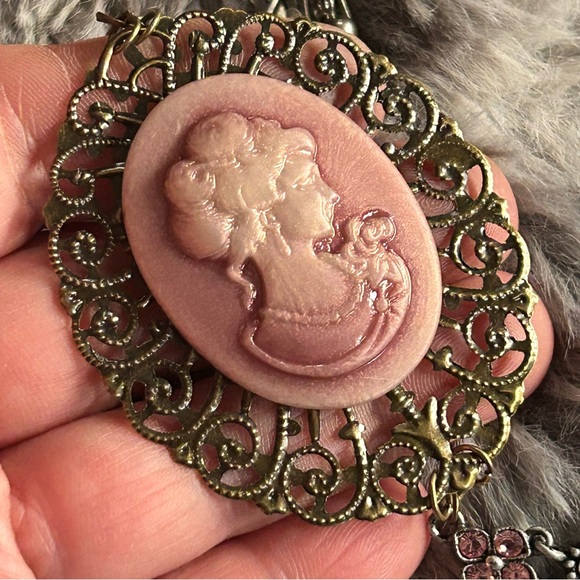 Handcrafted pink iridescent Victorian lady cameo pendant on chain necklace - Picture 4 of 7